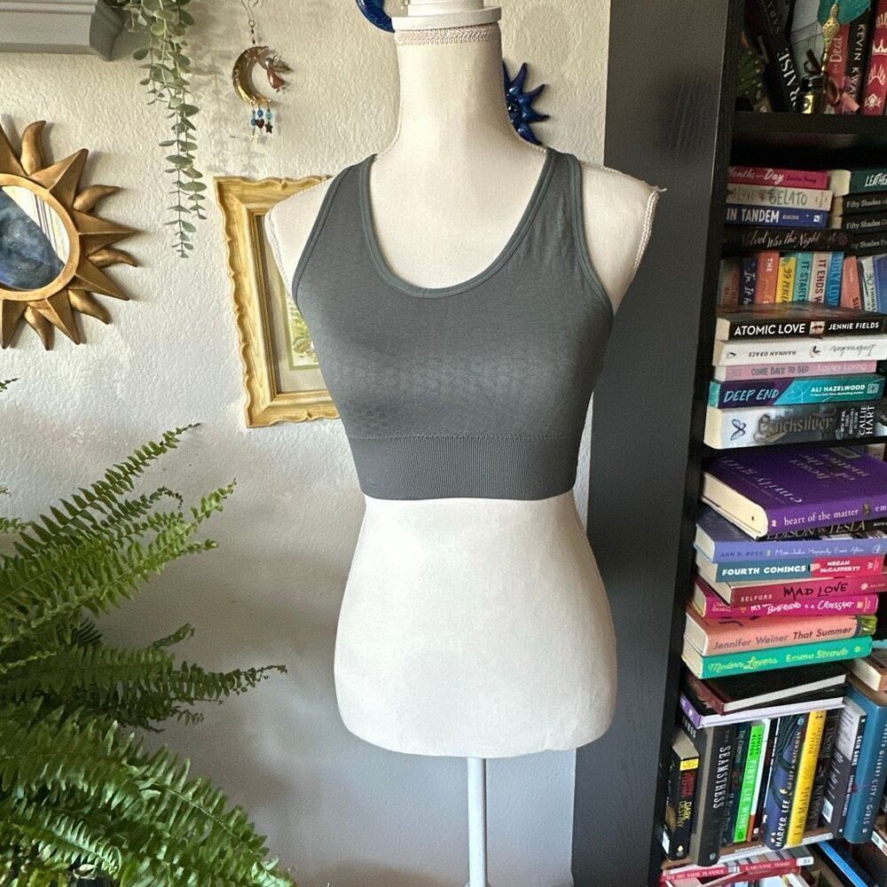 Pro Fit Seamless Size Medium Gray Cross back sports bra